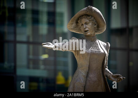 Manchester Statue der Suffragette leader Emmeline Pankhurst (amtlich Stehe auf Frauen Bronze Skulptur auf dem Petersplatz von dem Künstler Hazel Reev Stockfoto