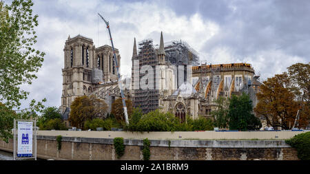 PARIS, Frankreich, 25. SEPTEMBER 2019: Panoramablick von Notre-Dame de Paris wiederhergestellt wird nach der Kathedrale Feuer gefangen. Stockfoto