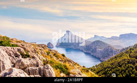 Blick vom Aussichtspunkt Es Colomer in Richtung Insel Colomer und die Bergkette auf der Halbinsel Formentor, wunderschönen Sonnenuntergang, Mallorca, Spanien Stockfoto