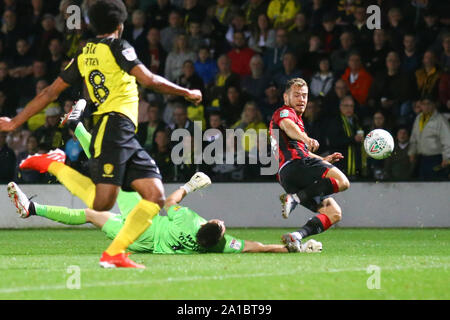 Burton Upon Trent, Großbritannien. 25 Sep, 2019. Kieran O'Hara von Burton Albion (1) dementiert Ryan Fraser von Bournemouth (24) Ein Ziel der EFL Carabao Pokalspiel zwischen dem Burton Albion und Bournemouth an der Pirelli Stadium, Burton upon Trent, England am 25. September 2019. Foto von Mick Haynes. Nur die redaktionelle Nutzung, eine Lizenz für die gewerbliche Nutzung erforderlich. Keine Verwendung in Wetten, Spiele oder einer einzelnen Verein/Liga/player Publikationen. Credit: UK Sport Pics Ltd/Alamy leben Nachrichten Stockfoto