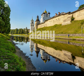 Dreifaltigkeitskirche in Pskow ist die Hauptattraktion der Stadt, eine der ältesten Kirchen in Russland. Stockfoto