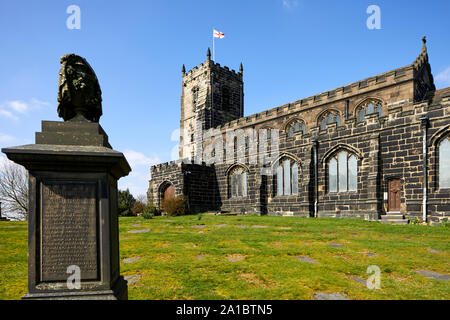 St Michael und alle Engel Kirche steht auf Warhill mit Blick auf das Dorf Mottram in Longdendale, Tameside Greater Manchester, Grad II Liste* b Stockfoto