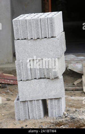 Tas de brique devant l'entrée d'une Maison. Chantier de Bau. Vang Vieng. Laos. /Haufen Steine am Eingang eines Hauses. Baustelle Stockfoto