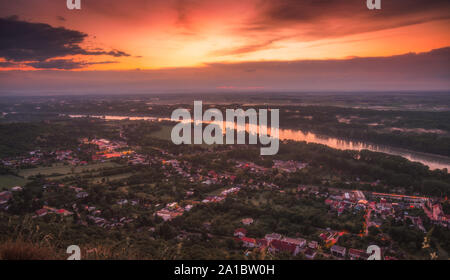 Blick auf die kleine Stadt Hainburg an der Donau, mit Donau von felsigen Hundsheimer Berg, der Schönen Sonnenuntergang Stockfoto