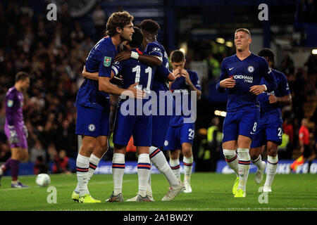 London, Großbritannien. 25 Sep, 2019. Pedro von Chelsea Credit: feiert mit seinen Mannschaftskameraden nach dem dritten Ziel seines Teams zählen. Carabao Schale, EFL Cup 3 runde, Chelsea v Grimsby Town an der Stamford Bridge in London am Mittwoch, den 25. September 2019. Dieses Bild dürfen nur für redaktionelle Zwecke verwendet werden. Nur die redaktionelle Nutzung, eine Lizenz für die gewerbliche Nutzung erforderlich. Keine Verwendung in Wetten, Spiele oder einer einzelnen Verein/Liga/player Publikationen. pic von Steffan Bowen/Andrew Orchard sport Fotografie/Alamy leben Nachrichten Stockfoto