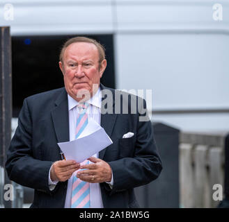 London UK 25 Sept. 2019 Politiker und Kommentatoren in Westminster nach dem Rückruf des Parlaments Andrew Neil, Vetern Sender am College Green Credit Ian DavidsonAlamy leben Nachrichten Stockfoto