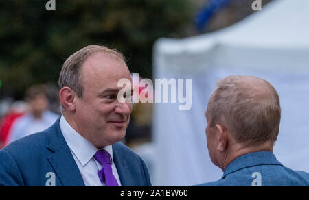 London UK 25 Sept. 2019 Politiker und Kommentatoren in Westminster nach dem Rückruf von Parlament Sir Ed Davey, der stellvertretende Chef der Liberaldemokraten spricht zu den Medien auf College Green Credit Ian DavidsonAlamy leben Nachrichten Stockfoto