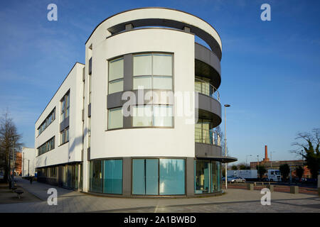 Tameside, modernes Gebäude auf der alten Straße Ashton-under-Lyne Stockfoto