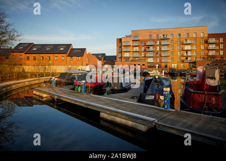 Tameside, Droylsden Marina und moderne Apartment Block Stockfoto