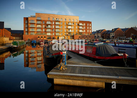 Tameside, Droylsden Marina und moderne Apartment Block Stockfoto