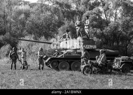 Sowjetischer Panzer T-34, Willys MB, Militärmotorrad und sowjetische Soldaten während des militärischen historischen Wiederaufbaus von 'Karpaty 1944' in Medzilaborce, Stockfoto