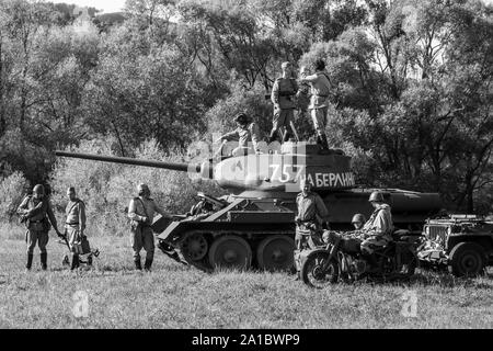 Sowjetischer Panzer T-34, Willys MB, Militärmotorrad und sowjetische Soldaten während des militärischen historischen Wiederaufbaus von 'Karpaty 1944' in Medzilaborce, Stockfoto