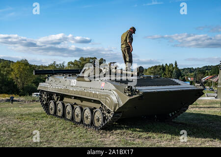 Treiber auf der Slowakischen gepanzerten Fahrzeug BMP-1 während der historischen Inszenierung von "Karpaty 1944' in Medzilaborce, Slowakei. Stockfoto