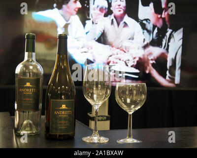 Andretti Weingut Wein Anzeige mit video Bilder von Mario Andretti im Hintergrund auf dem Indianapolis Motor Speedway Museum, Indiana, Juli 28, 2019, © K Stockfoto