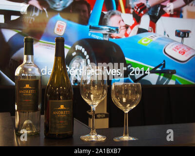 Andretti Weingut Wein Anzeige mit video Bilder von Mario Andretti im Hintergrund auf dem Indianapolis Motor Speedway Museum, Indiana, Juli 28, 2019, © K Stockfoto