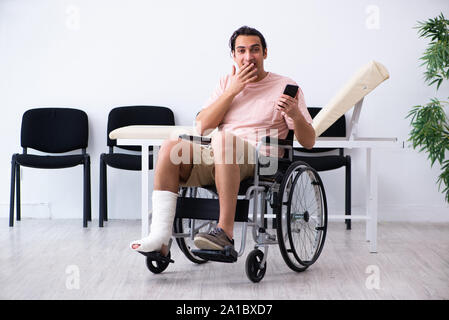 Die jungen verletzten Mann wartet auf seine Umdrehung im Krankenhaus Halle Stockfoto