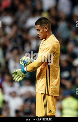 Madrid, Spanien. 25 Sep, 2019. Liga Fußball, Real Madrid gegen Club Atlético Osasuna; Alphonse Brustwarzenhof (Real Madrid) stellt seinen Torwart Handschuhe Credit: Aktion Plus Sport Bilder/Alamy leben Nachrichten Stockfoto