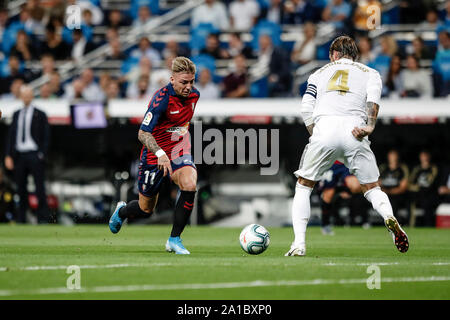 Madrid, Spanien. 25 Sep, 2019. Liga Fußball, Real Madrid gegen Club Atlético Osasuna; Brandon (Osasuna) ist von Sergio Ramos (real) Credit herausgefordert: Aktion Plus Sport Bilder/Alamy leben Nachrichten Stockfoto