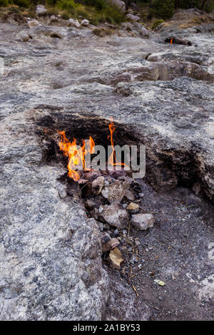 Yanartas brennende Steine ist ein geografisches Merkmal in der Nähe von Olympos Tal und Nationalpark in der Provinz Antalya in der südwestlichen Türkei Stockfoto