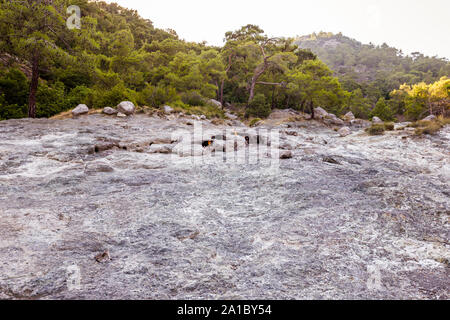 Yanartas brennende Steine ist ein geografisches Merkmal in der Nähe von Olympos Tal und Nationalpark in der Provinz Antalya in der südwestlichen Türkei Stockfoto