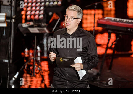 Deutschland. 25 Sep, 2019. Frank Thelen, Unternehmer, ist der Laudator auf der Bühne bei der Preisverleihung des 10. Deutschen Radio Preis. Quelle: Axel Heimken/dpa Pool/dpa/Alamy leben Nachrichten Stockfoto