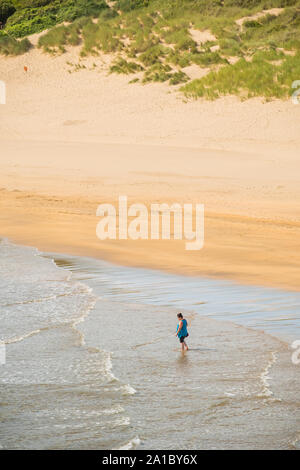 Reise und Tourismus: Menschen mit einem späten Sommernachmittag auf dem Golden Sands auf broadhaven South Beach und Küste, Pembrokeshire, South West Wales UK Stockfoto