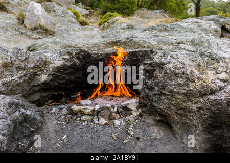 Yanartas brennende Steine ist ein geografisches Merkmal in der Nähe von Olympos Tal und Nationalpark in der Provinz Antalya in der südwestlichen Türkei Stockfoto