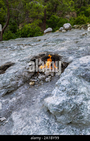 Yanartas brennende Steine ist ein geografisches Merkmal in der Nähe von Olympos Tal und Nationalpark in der Provinz Antalya in der südwestlichen Türkei Stockfoto