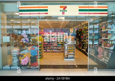 Singapur - ca. April 2019: Eingang 7-Eleven am Changi International Airport. Stockfoto