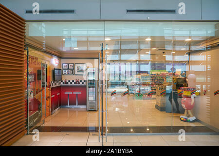 Singapur - ca. April 2019: Eingang 7-Eleven am Changi International Airport. Stockfoto