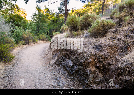 Yanartas brennende Steine ist ein geografisches Merkmal in der Nähe von Olympos Tal und Nationalpark in der Provinz Antalya in der südwestlichen Türkei Stockfoto