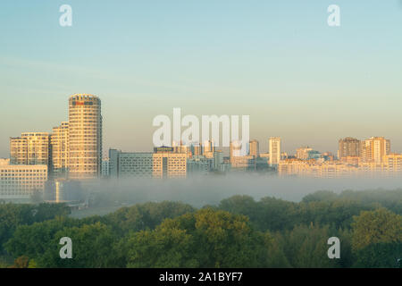 Neue Bezirke von Minsk, der Hauptstadt von Belarus, mit neuen mehrstöckigen Häuser in den frühen nebligen Herbstmorgen Stockfoto