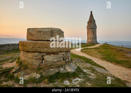 Tameside Wahrzeichen, kreisförmigen Hartshead Hecht Turm denkmalgeschützte Gebäude in Hartshead Pike Hill. umgebaut 1863 von John Eaton gedenken Ehe von Stockfoto