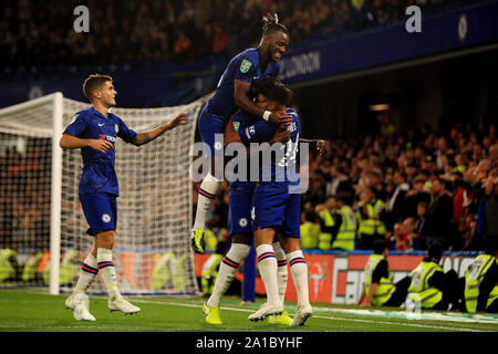 London, Großbritannien. 25 Sep, 2019. Kurt Zouma von Chelsea Credit: Feiert mit Teamkollegen nach dem vierten Ziel seines Teams zählen. Carabao Schale, EFL Cup 3 runde, Chelsea v Grimsby Town an der Stamford Bridge in London am Mittwoch, den 25. September 2019. Dieses Bild dürfen nur für redaktionelle Zwecke verwendet werden. Nur die redaktionelle Nutzung, eine Lizenz für die gewerbliche Nutzung erforderlich. Keine Verwendung in Wetten, Spiele oder einer einzelnen Verein/Liga/player Publikationen. pic von Steffan Bowen/Andrew Orchard sport Fotografie/Alamy leben Nachrichten Stockfoto