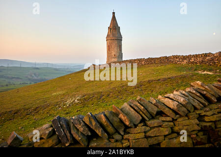 Tameside Wahrzeichen, kreisförmigen Hartshead Hecht Turm denkmalgeschützte Gebäude in Hartshead Pike Hill. umgebaut 1863 von John Eaton gedenken Ehe von Stockfoto