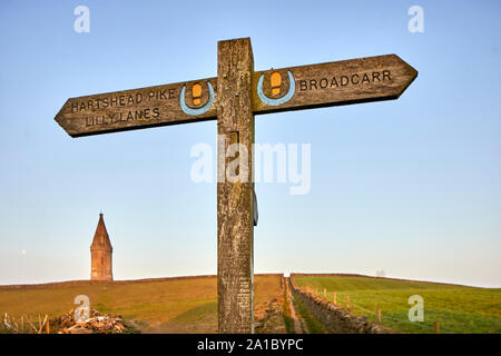 Tameside Wahrzeichen, kreisförmigen Hartshead Hecht Turm denkmalgeschützte Gebäude in Hartshead Pike Hill. umgebaut 1863 von John Eaton gedenken Ehe von Stockfoto