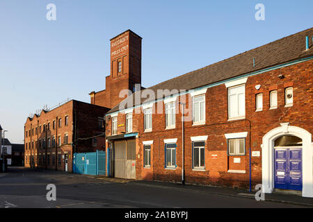 Tameside Wahrzeichen, aus rotem Backstein Tudno Mühle Smith St, Ashton-under-Lyne zu Hause Hill Kekse Ltd. Stockfoto