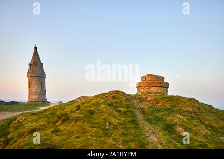 Tameside Wahrzeichen, kreisförmigen Hartshead Hecht Turm denkmalgeschützte Gebäude in Hartshead Pike Hill. umgebaut 1863 von John Eaton gedenken Ehe von Stockfoto