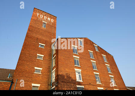 Tameside Wahrzeichen, aus rotem Backstein Tudno Mühle Smith St, Ashton-under-Lyne zu Hause Hill Kekse Ltd. Stockfoto