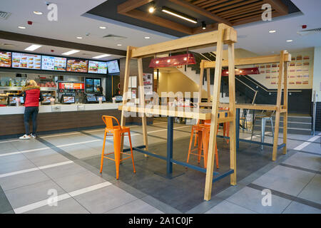 Köln, DEUTSCHLAND - ca. September 2018: Innenraum geschossen von Burger King in Köln. Stockfoto