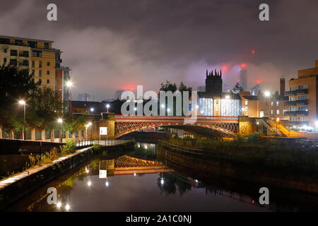 Eine Ansicht von Leeds aus Leeds Dock am frühen Morgen. Altus House ist Yorkshire höchstes Gebäude und können direkt hinter Leeds Münster gesehen werden. Stockfoto