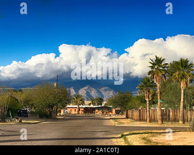 Die wolkenbildung über dem Coronado Bergen in Tucson Arizona Stockfoto