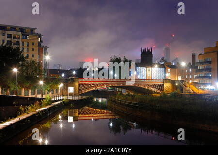 Eine Ansicht von Leeds aus Leeds Dock am frühen Morgen. Altus House ist Yorkshire höchstes Gebäude und können direkt hinter Leeds Münster gesehen werden. Stockfoto