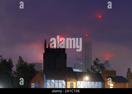 Eine Ansicht von Leeds aus Leeds Dock am frühen Morgen. Altus House ist Yorkshire höchstes Gebäude und können direkt hinter Leeds Münster gesehen werden. Stockfoto