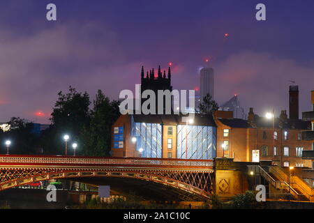 Eine Ansicht von Leeds aus Leeds Dock am frühen Morgen. Altus House ist Yorkshire höchstes Gebäude und können direkt hinter Leeds Münster gesehen werden. Stockfoto