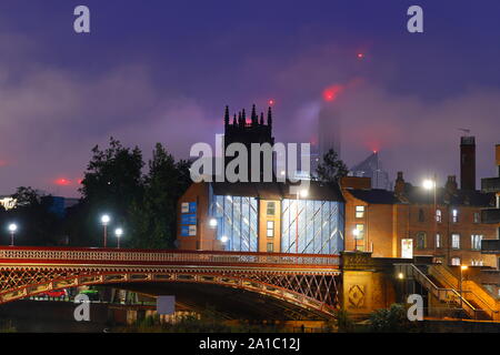 Eine Ansicht von Leeds aus Leeds Dock am frühen Morgen. Altus House ist Yorkshire höchstes Gebäude und können direkt hinter Leeds Münster gesehen werden. Stockfoto