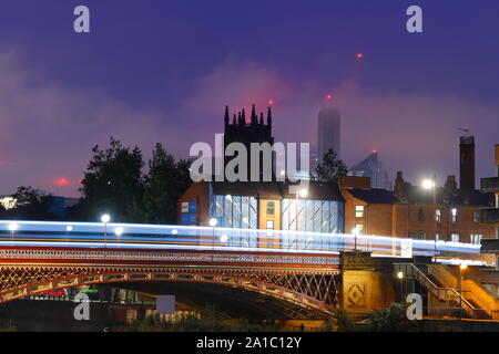 Eine Ansicht von Leeds aus Leeds Dock am frühen Morgen. Altus House ist Yorkshire höchstes Gebäude und können direkt hinter Leeds Münster gesehen werden. Stockfoto