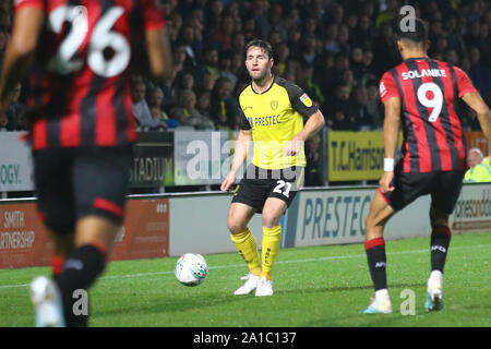 Burton Upon Trent, Großbritannien. 25 Sep, 2019. John-Joe O'Toole von Burton Albion (21) sieht aus wie ein Pass während der efl Carabao Pokalspiel zwischen dem Burton Albion und Bournemouth an der Pirelli Stadium, Burton upon Trent, England am 25. September 2019 zu machen. Foto von Mick Haynes. Nur die redaktionelle Nutzung, eine Lizenz für die gewerbliche Nutzung erforderlich. Keine Verwendung in Wetten, Spiele oder einer einzelnen Verein/Liga/player Publikationen. Credit: UK Sport Pics Ltd/Alamy leben Nachrichten Stockfoto