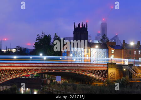 Eine Ansicht von Leeds aus Leeds Dock am frühen Morgen. Altus House ist Yorkshire höchstes Gebäude und können direkt hinter Leeds Münster gesehen werden. Stockfoto