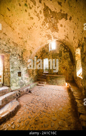 St. Govan's Chapel, mittelalterlichen Wallfahrtskapelle, bei St. Govan's Kopf, Pembrokeshire in South West Wales, UK. In die Seite eines Kalkstein erbaute Gebäude Maßnahmen 20 bis 12 Fuß (6,1 m × 3,7 m). Die Mehrheit der Kapelle wurde im 13. Jahrhundert gebaut, obwohl es zurück Datum kann sich auf dem sechsten Jahrhundert bei St. Govan, ein Mönch in einer Höhle auf dem Gelände der Kapelle verschoben Stockfoto